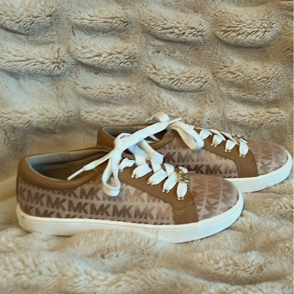 NWOT Michael Kors Girls Size 3 Tan/Gold Logo Sneaker - Picture 1 of 5